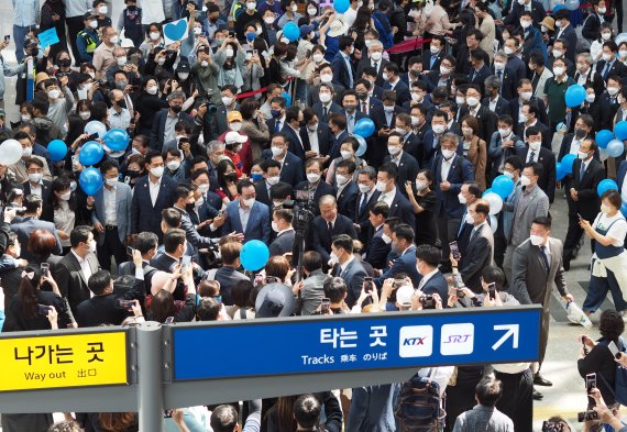 [포토] "환영합니다" 문재인 전 대통령 울산역 도착