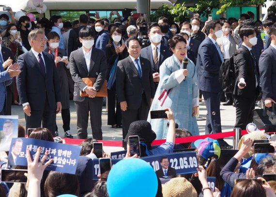 [포토] 김정숙 여사, 울산역 도착.. 크게 환호하는 울산시민들