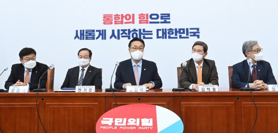 지난 3월29일 서울 여의도 국회에서 열린 국민의힘 공천관리위원회 첫 회의에서 정진석 위원장이 회의를 주재하고 있다. 왼쪽부터 정점식 위원, 한기호 부위원장, 정 위원장, 김학용, 최재형 위원. 사진=뉴시스