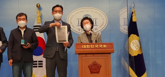 이은재 전 국회의원이 10일 국회에서 국민의힘 강남구청장 예비후보 경선과 관련해 기자회견을 열고 있다. 사진=뉴스1