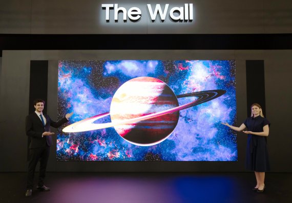 ISE 2022가 개최되는 스페인 바르셀로나의 피라 그라 비아 전시장에서 삼성전자 모델이 상업용 디스플레이 신제품 2022년형 마이크로 LED '더 월'을 선보이고 있다. 삼성전자 제공
