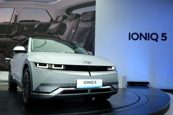 현대차가 지난 3월 열린 '2022 인도네시아국제모터쇼'(IIMS)에서 아이오닉5를 공개하고 있다. 현대차 제공