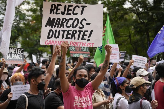 10일 필리핀 마닐라 시내에서 대선 결과에 불복하는 시위가 열리고 있다. 지난 9일 치러진 필리핀 대선에서 독재자 페르디난드 마르코스 전 대통령의 아들 페르디난드 마르코스 주니어 전 상원의원이 차기 대통령에 당선됐다. AP뉴시스