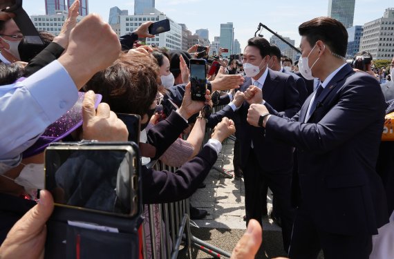 윤 대통령이 취임식에 입장하며 시민들과 주먹인사를 하고 있다. 뉴스1