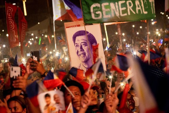 10일 필리핀 대통령 선거 개표결과 페르디난드 '봉봉' 마르코스 주니어 후보가 당선이 확정되자 지지자들이 환호하고 있다. 사진=뉴스1
