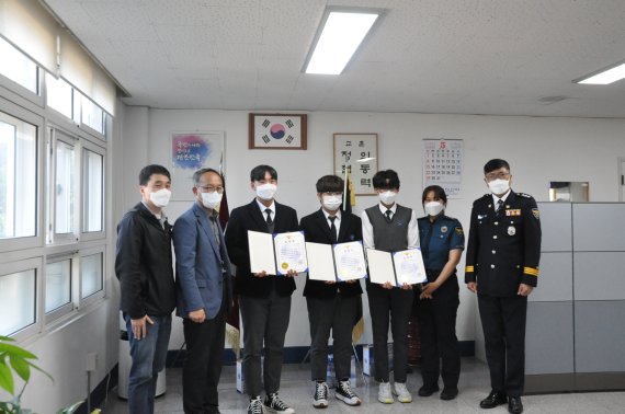 실종 치매노인 찾아준 부산남고 학생들 경찰 표창받아