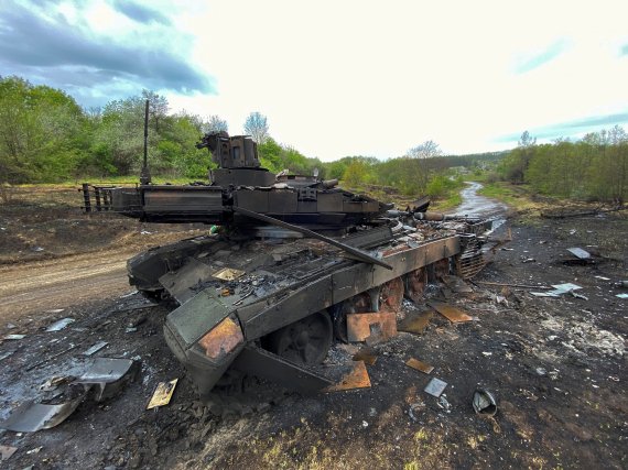 러시아의 주력 전차 T-90이 파괴돼 있다.<div id='ad_body3' class='mbad_bottom' ></div> /사진=로이터뉴스1