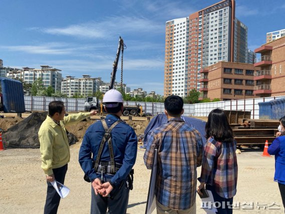 신욱호 하남시장 권한대행(왼쪽) 10일 종합복지타운 건립 공사현장 방문. 사진제공=하남시