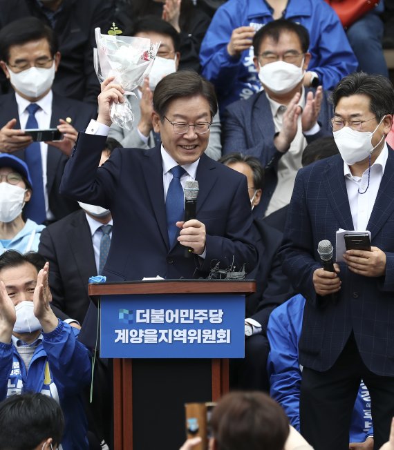 [서울=뉴시스] 국회사진기자단 = 이재명 더불어민주당 상임고문이 8일 인천 계양산 야외공연장에서 국회의원 보궐선거(인천 계양을) 출마 선언을 하고 있다. 2022.05.08. photo@newsis.com