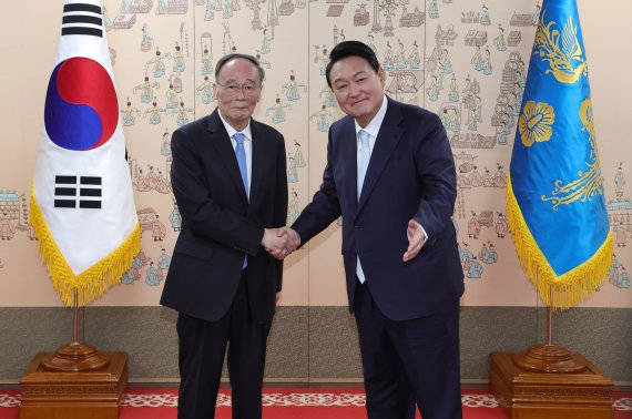 [서울=뉴시스] 전신 기자 = 윤석열 대통령이 10일 서울 용산구 대통령 집무실에서 왕치산 중국 국가 부주석과 기념촬영하고 있다. 2022.05.10. photo1006@newsis.com