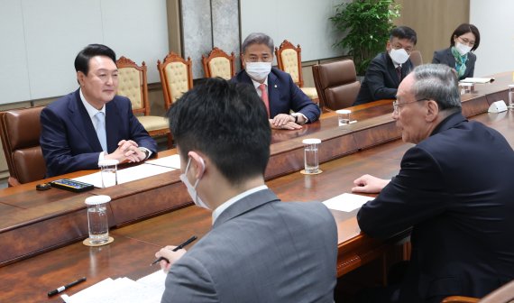 [서울=뉴시스] 전신 기자 = 윤석열 대통령이 10일 서울 용산구 대통령 집무실 앞에서 왕치산 중국 국가 부주석을 접견하고 있다. 2022.05.10. photo1006@newsis.com