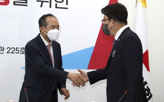 [서울=뉴시스] 김선웅 기자 = 권성동 국민의힘 원내대표(오른쪽)와 추경호 부총리 겸 기획재정부 장관이 11일 서울 여의도 국회에서 소상공인 손실보상 등에 관련된 2차 추경 편성을 다루는 당정 협의에 앞서 인사하고 있다. (공동취재사진) 2022.05.11. photo@newsis.com