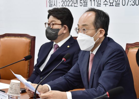 [서울=뉴시스] 김선웅 기자 = 추경호 부총리가 11일 서울 여의도 국회 본관 225호에서 열린 2022년 제2차 코로나19 손실 보상을 위한 추가경정(추경) 예산안 당정협의에서 발언하고 있다.이날 당정은 새로 출범한 윤석열 정부와 국민의힘의 첫 당정 협의로 국민의힘에서는 권성동 원내대표와 송언석 원내수석부대표, 류성걸 국회 예결위원회 국민의힘 간사가 정부에선 추경호 경제부총리 겸 기획재정부 장관 등이 참석, 추경안 논의를 진행했다.정부는 오는 12일 제2차 추경안 의결을 위한 임시 국무회의를 개최할 예정이며, 동일 오후 추 부총리