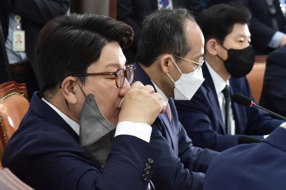 [서울=뉴시스] 김선웅 기자 = 권성동 국민의힘 원내대표가 11일 서울 여의도 국회 본관 225호에서 열린 2022년 제2차 코로나19 손실 보상을 위한 추가경정(추경) 예산안 당정협의에 참석, 목을 축이고 있다.이날 당정은 새로 출범한 윤석열 정부와 국민의힘의 첫 당정 협의로 국민의힘에서는 권성동 원내대표와 송언석 원내수석부대표, 류성걸 국회 예결위원회 국민의힘 간사가 정부에선 추경호 경제부총리 겸 기획재정부 장관 등이 참석, 추경안 논의를 진행했다.정부는 오는 12일 제2차 추경안 의결을 위한 임시 국무회의를 개최할 예정이며, 