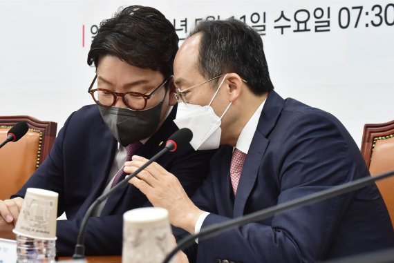 [서울=뉴시스] 김선웅 기자 = 권성동 국민의힘 원내대표, 추경호 경제부총리가 11일 서울 여의도 국회 본관 225호에서 열린 2022년 제2차 코로나19 손실 보상을 위한 추가경정(추경) 예산안 당정협의에 참석, 귀엣말을 나누고 있다. 이날 당정은 새로 출범한 윤석열 정부와 국민의힘의 첫 당정 협의로 국민의힘에서는 권성동 원내대표와 송언석 원내수석부대표, 류성걸 국회 예결위원회 국민의힘 간사가 정부에선 추경호 경제부총리 겸 기획재정부 장관 등이 참석, 추경안 논의를 진행했다.정부는 오는 12일 제2차 추경안 의결을 위한 임시 국무