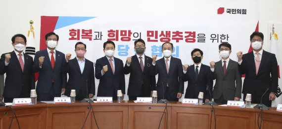 [서울=뉴시스] 김선웅 기자 = 권성동 국민의힘 원내대표(가운데)와 추경호 부총리 겸 기획재정부 장관이 11일 서울 여의도 국회에서 소상공인 손실보상 등에 관련된 2차 추경 편성을 다루는 당정 협의에 앞서 기념촬영을 하고 있다. (공동취재사진) 2022.05.11. photo@newsis.com