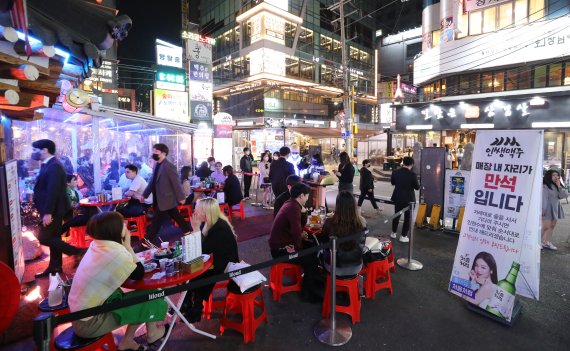 [서울=뉴시스] 권창회 기자 =서울 강남구 강남역 사거리 인근 주점이 시민들로 붐비고 있다. 2022.04.18. kch0523@newsis.com