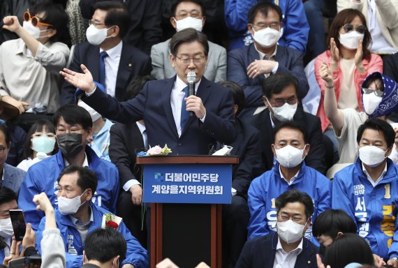 [서울=뉴시스] 국회사진기자단 = 이재명 더불어민주당 상임고문이 지난 8일 인천 계양산 야외공연장에서 국회의원 보궐선거(인천 계양을) 출마 선언을 하고 있다. 2022.05.08. photo@newsis.com