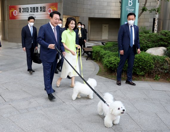 윤석열 대통령이 11일 오전 서울 서초구 자택에서 부인 김건희 여사와 반려견의 배웅을 받으며 출근을 위해 이동하고 있다. (대통령실 제공) 사진=뉴스1