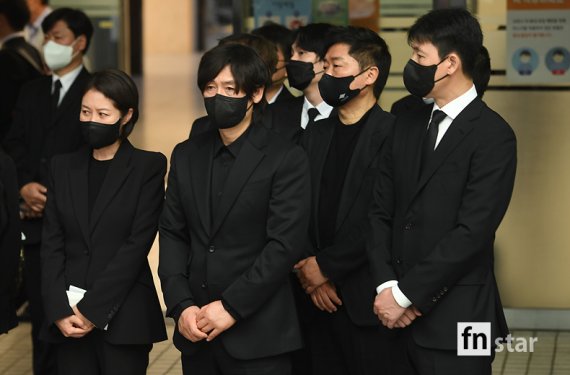 [포토] 강수연, '선후배들의 눈물'