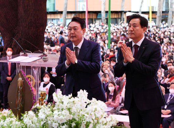 윤석열 대통령과 오세훈 서울시장이 8일 오전 서울 종로구 조계사에서 열린 ‘불기2566년 부처님 오신날 법요식’ 에 참석해 헌촉 후 합장을 하고 있다. 2022.5.8/뉴스1 © News1 인수위사진기자단