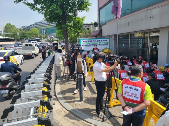 11일 오후 2시 서울 용산구 삼각지역 13번 출구 인근에서 동자동공공주택사업추진주민모임이 '동자동 쪽방촌 선이주 선순환 공공주택지구지정 촉구 주민결의대회'를 열고 있다. 이날 집회 인원과 취재진으로 시민들이 통행에 어려움을 겪고 있다/사진=이진혁 기자