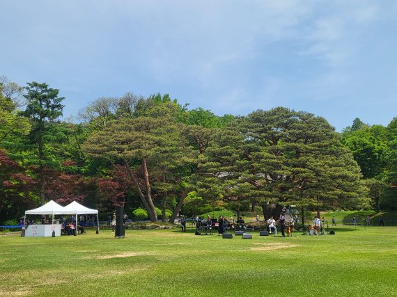 11일 오전 서울 종로구 청와대 경내 녹지원에서 공연이 진행되고 있다. © 뉴스1 김진 기자