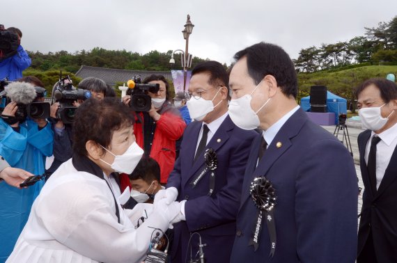 지난해 5월17일 광주 북구 국립5·18민주묘지에서 열린 '5·18민중항쟁 제41주년 추모제'에서 국민의힘 성일종·정운천 의원이 오월 단체 관계자와 이야기를 나누고 있다. 2021.5.17/뉴스1 © News1 정다움 기자