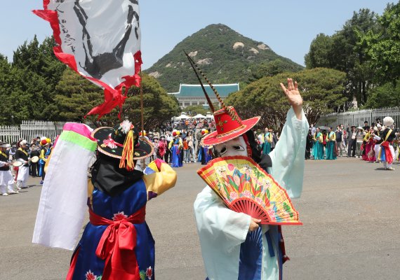 청와대 개방 행사 이틀째인 11일 서울 종로구 청와대 앞에서 길놀이 '신명의 길을 여시오' 풍물 공연이 펼쳐지고 있다. 2022.5.11/뉴스1 © News1 송원영 기자