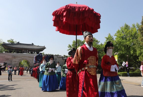 11일 서울 종로구 청와대에서 열린 '청와대 국민개방 기념행사'에서 조선의 왕과 왕비와 함께 걷는 '왕가의 산책'이 진행되고 있다. 2022.5.11/뉴스1 © News1 송원영 기자