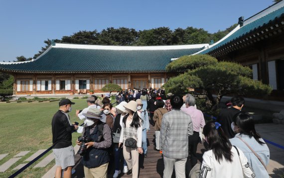 11일 서울 종로구 청와대에서 열린 '청와대 국민개방 기념행사'에서 시민들이 대통령 관저를 살펴보고 있다. 2022.5.11/뉴스1 © News1 송원영 기자