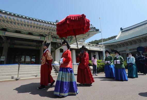 11일 서울 종로구 청와대에서 열린 '청와대 국민개방 기념행사'에서 조선의 왕과 왕비와 함께 걷는 '왕가의 산책'이 진행되고 있다. 2022.5.11/뉴스1 © News1 송원영 기자