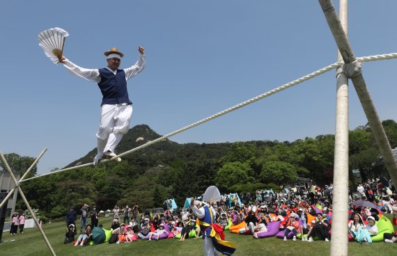 11일 서울 종로구 청와대에서 열린 '청와대 국민개방 기념행사'에서 시민들이 '날아라, 줄광대!' 줄타기 공연을 관람하고 있다. 2022.5.11/뉴스1 © News1 송원영 기자