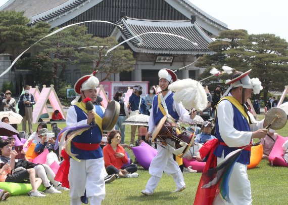 11일 서울 종로구 청와대에서 열린 '청와대 국민개방 기념행사'에서 시민들이 '날아라, 줄광대!' 줄타기 공연에 앞서 풍물놀이를 관람하고 있다. 2022.5.11/뉴스1 © News1 송원영 기자