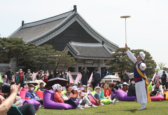 11일 서울 종로구 청와대에서 열린 '청와대 국민개방 기념행사'에서 시민들이 버나돌리기를 관람하고 있다. 2022.5.11/뉴스1 © News1 송원영 기자