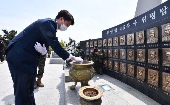 [백령도=뉴시스] 국회사진기자단 = 이준석 국민의힘 대표가 11일 인천 옹진군 백령도 해병대 제6여단을 방문해 천안함 46용사 위령탑에 분향하고 있다. 2022.05.11. photo@newsis.com /사진=뉴시스