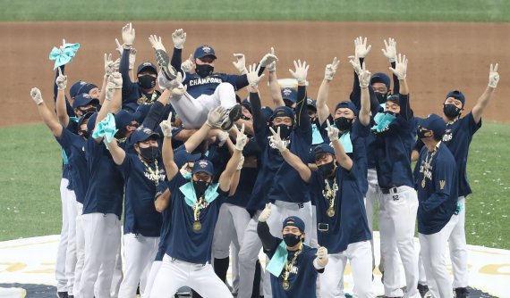 [서울=뉴시스] 고범준 기자 = 24일 오후 서울 구로구 고척스카이돔에서 열린 KBO 한국시리즈 6차전 NC 다이노스와 두산 베어스의 경기, 우승을 차지한 NC 다이노스 선수들이 NC 이동욱 감독을 헹가래 치고 있다. 2020.11.24. bjko@newsis.com