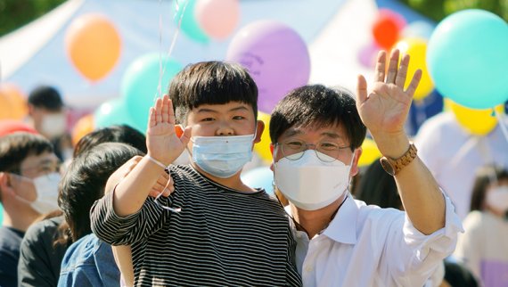 [거제=뉴시스] 신정철 기자= 변광용 거제시장 예비후보가 11일 비대면 브리핑을 통해 거제시민 행복지수 높이기 방안으로 옥포조각공원 리뉴얼, 시립 상문도서관 건립, 문화예술지원센터 조성 등의 공약을 발표했다.사진은 지난 5일 어린이날 대우조선 걷기대회에 참석한 후 어린이와 기념포즈 모습.(사진=변광용 예비후보 선거사무소 제공).2022.05.11. photo@newsis.com *재판매 및 DB 금지