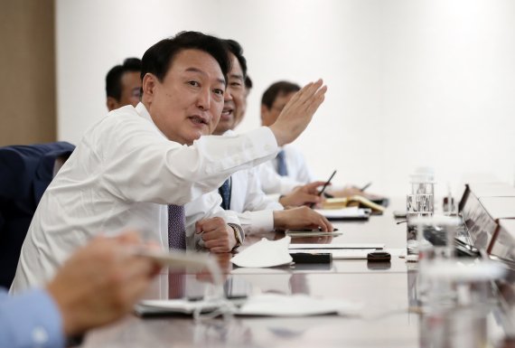 윤석열 대통령이 취임 이틀째인 11일 용산 대통령실에서 열린 수석비서관회의에서 모두발언을 하고 있다. 2022.5.11/뉴스1 © News1 오대일 기자