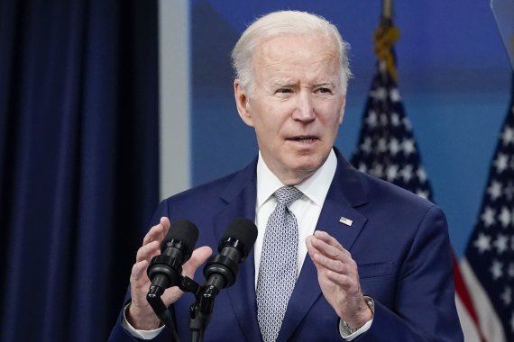 [워싱턴=AP/뉴시스] 조 바이든 미국 대통령이 10일(현지시간) 백악관 사우스코트 강당에서 발언하고 있다. 2022.05.11.