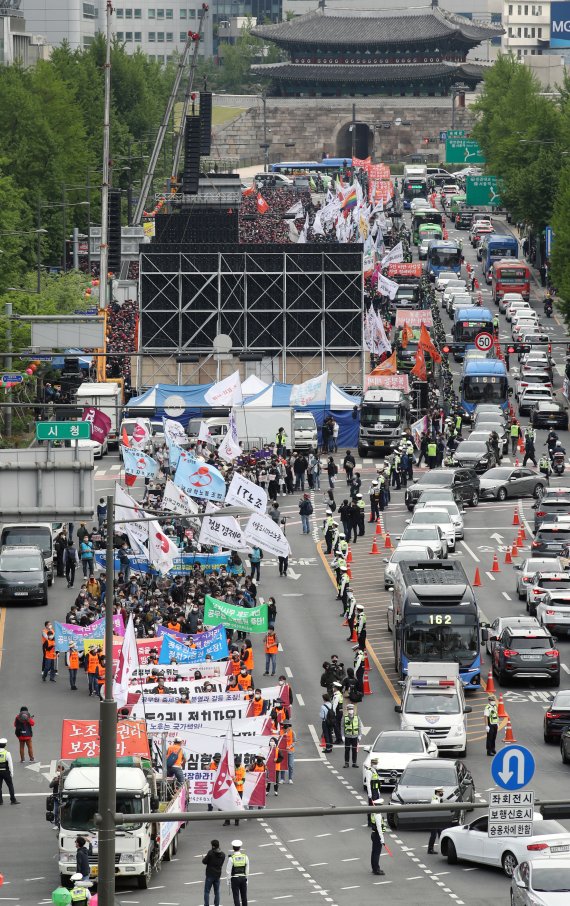 [서울=뉴시스] 조성우 기자 = 민주노총 조합원들이 지난 1일 오후 서울 숭례문 인근 세종대로에서 2022년 세계노동절대회를 진행한 후 대통령직인수위원회를 향해 행진하고 있다. 2022.05.01. xconfind@newsis.com /사진=뉴시스