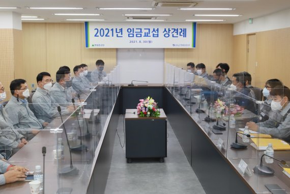 [울산=뉴시스]지난해 8월 30일 현대중공업 울산 본사에서 '2021년도 임금협상' 상견례가 개최되고 있다. (사진=현대중공업 제공) photo@newsis.com *재판매 및 DB 금지