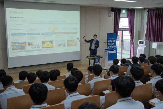 BMW 코리아 미래재단은 지난 11일 여수공업고등학교에서 올해 첫 ‘영 탤런트 드림 프로젝트’를 진행했다.. BMW코리아 제공