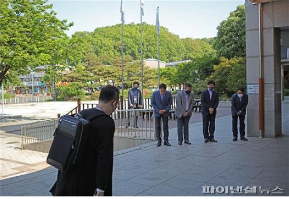 안산도시공사 11일 상호존중의 날을 맞이해 서영삼 사장(오른쪽 네번째)을 비롯한 임직원이 직원을 향해 출근인사를 하고 있다. 사진제공=안산도시공사