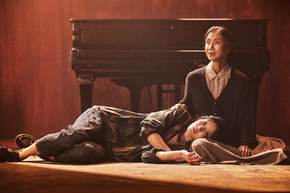 [서울=뉴시스]국립정동극장의 '2022 포미니츠'에 출연하는 이소정, 홍서영. (사진=국립정동극장 제공) 2022.05.12. photo@newsis.com *재판매 및 DB 금지