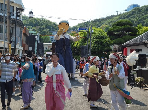 전남 목포시가 나들이하기 좋은 관광도시 조성에 힘을 쏟고 있다.사진은 생생문화제 중 하나인 '목포 명물 옥단이! 잔칫집으로 마실가다!' 모습.사진=목포시 제공