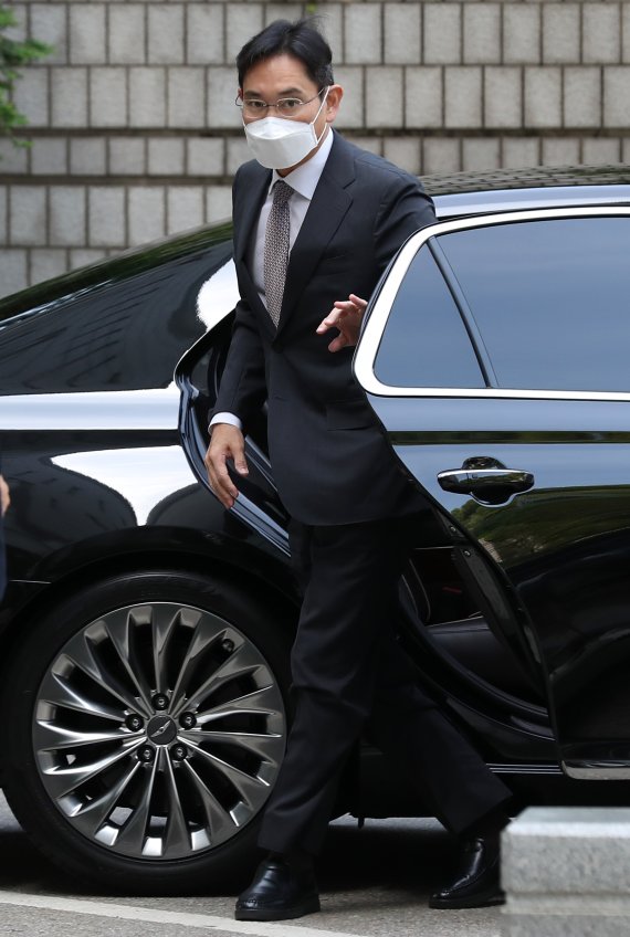 [서울=뉴시스] 이영환 기자 = 삼성 부당합병 의혹으로 재판을 받고 있는 이재용 삼성전자 부회장이 12일 오전 서울 서초구 서울중앙지법에서 열린 45차 공판에 출석하고 있다. 2022.05.12. 20hwan@newsis.com