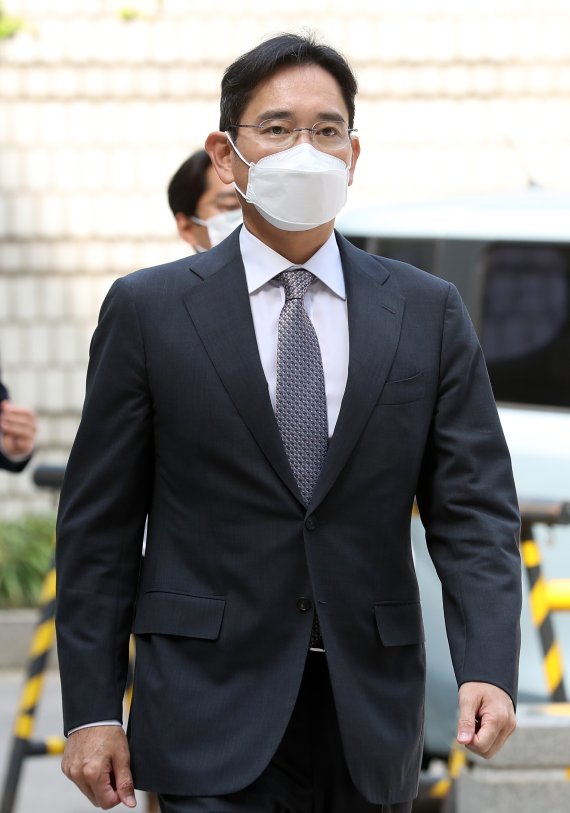 [서울=뉴시스] 이영환 기자 = 삼성 부당합병 의혹으로 재판을 받고 있는 이재용 삼성전자 부회장이 12일 오전 서울 서초구 서울중앙지법에서 열린 45차 공판에 출석하고 있다. 2022.05.12. 20hwan@newsis.com