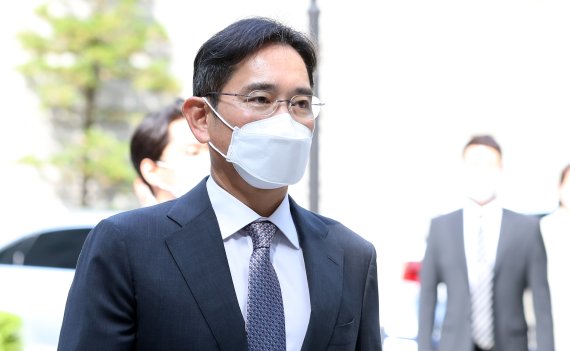 [서울=뉴시스] 이영환 기자 = 삼성 부당합병 의혹으로 재판을 받고 있는 이재용 삼성전자 부회장이 12일 오전 서울 서초구 서울중앙지법에서 열린 45차 공판에 출석하고 있다. 2022.05.12. 20hwan@newsis.com
