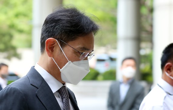 [서울=뉴시스] 이영환 기자 = 삼성 부당합병 의혹으로 재판을 받고 있는 이재용 삼성전자 부회장이 12일 오전 서울 서초구 서울중앙지법에서 열린 45차 공판에 출석하고 있다. 2022.05.12. 20hwan@newsis.com